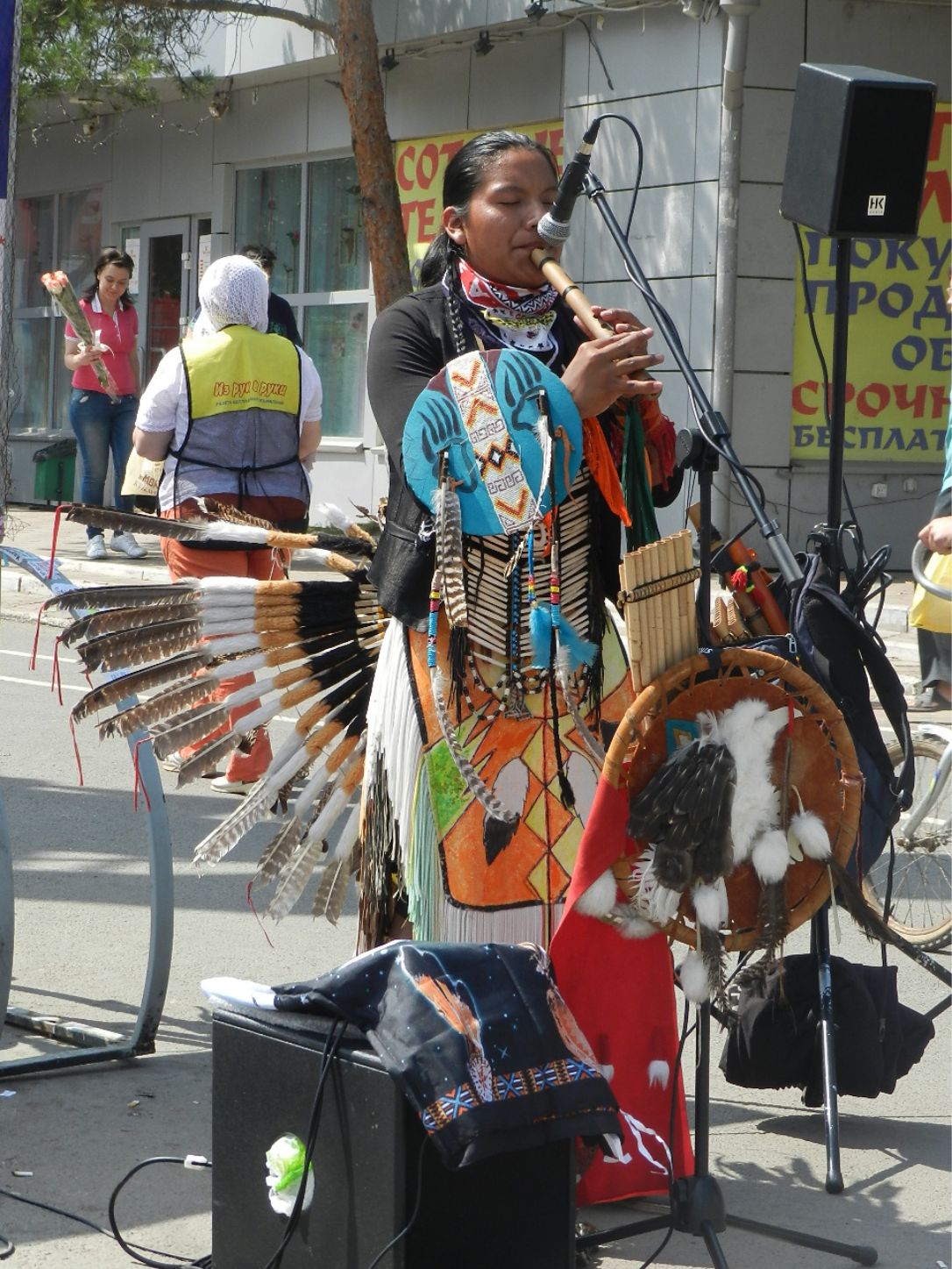 Индеец музыкант. Индейцы музыканты. Индейцы Эквадора. Выступление индейцев на улице. Музыканты Эквадор.
